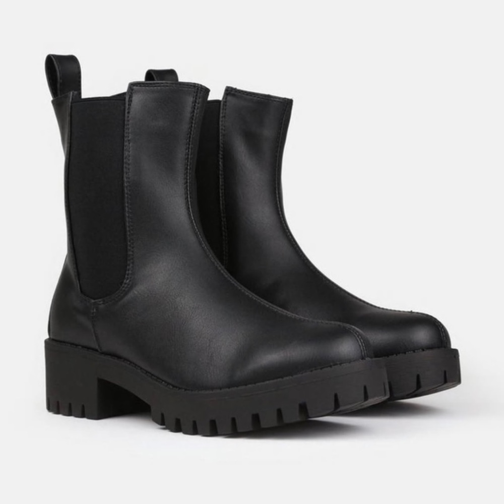 NIB Women’s Size 9 Cleated Sole Essential Chelsea Mid Ankle Boots Triple Black